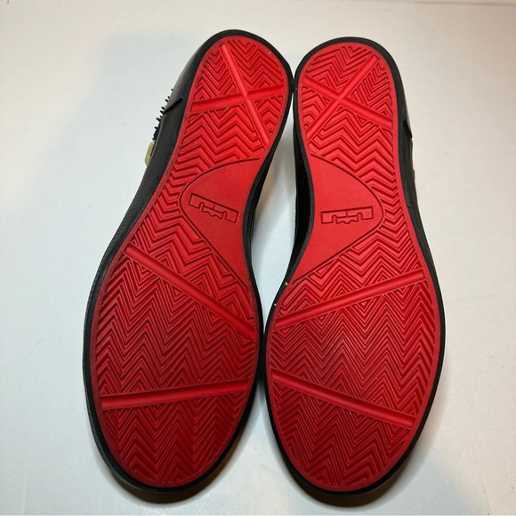 Nike Lebron 13 Lifestyle Black 806396-001 Mens Size 9 Metallic Gold Red - Picture 9 of 9